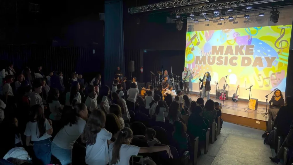 Apresentação musical em espaço público durante o Make Music Brasil