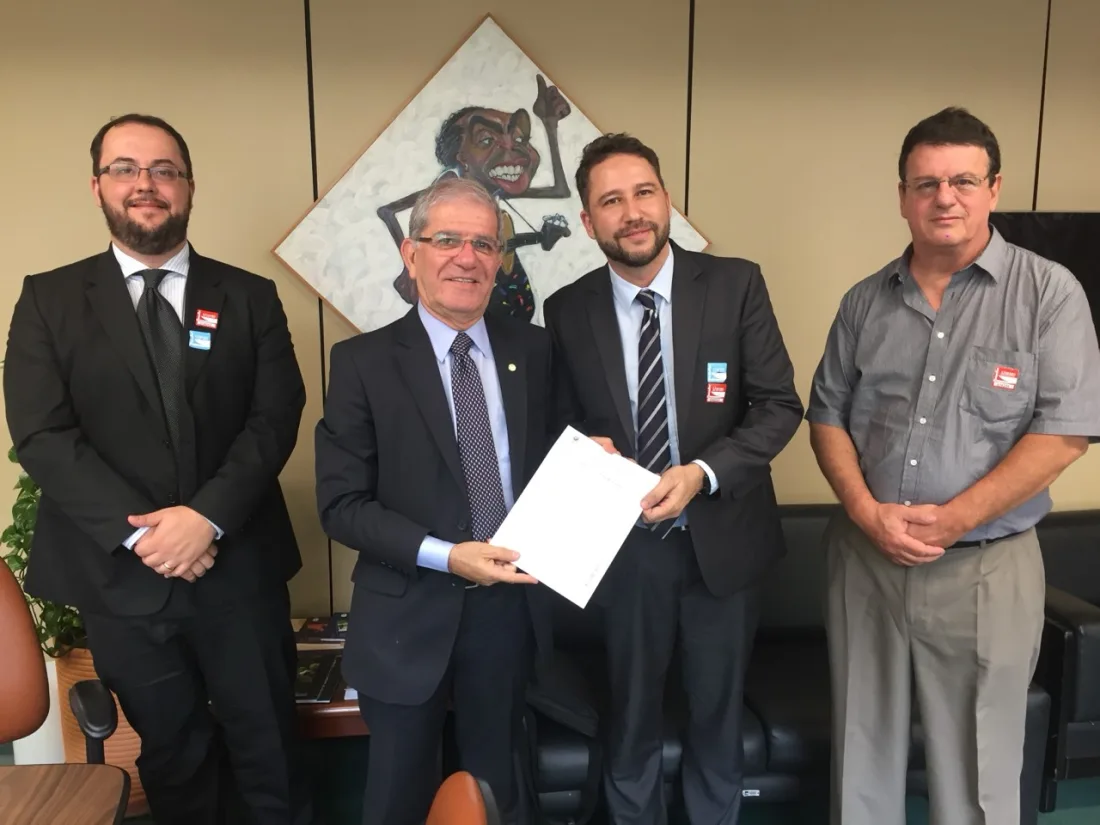 Diretoria da ANAFIMA entrega o projeto de lei dos instrumentos do samba a parlamentar na Câmara dos Deputados