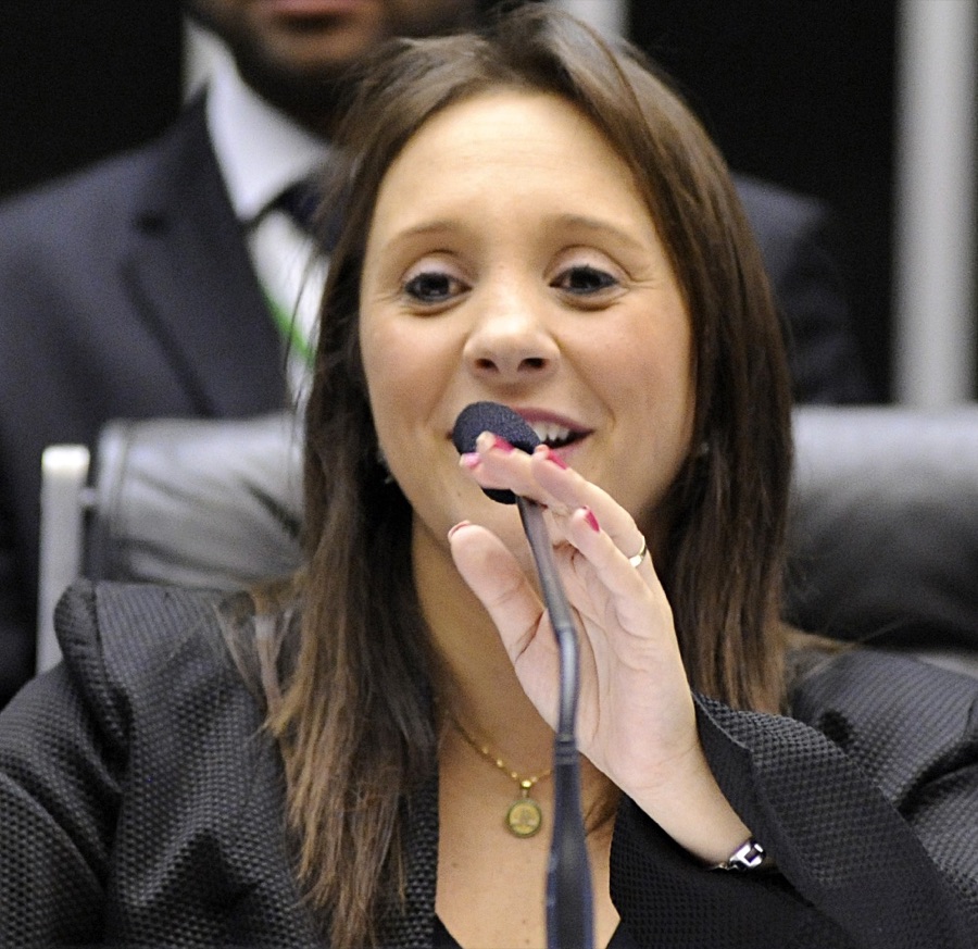 Deputada federal Renata Abreu (Podemos-SP), autora do PLP 207/2025, discursa em sessão na Câmara dos Deputados