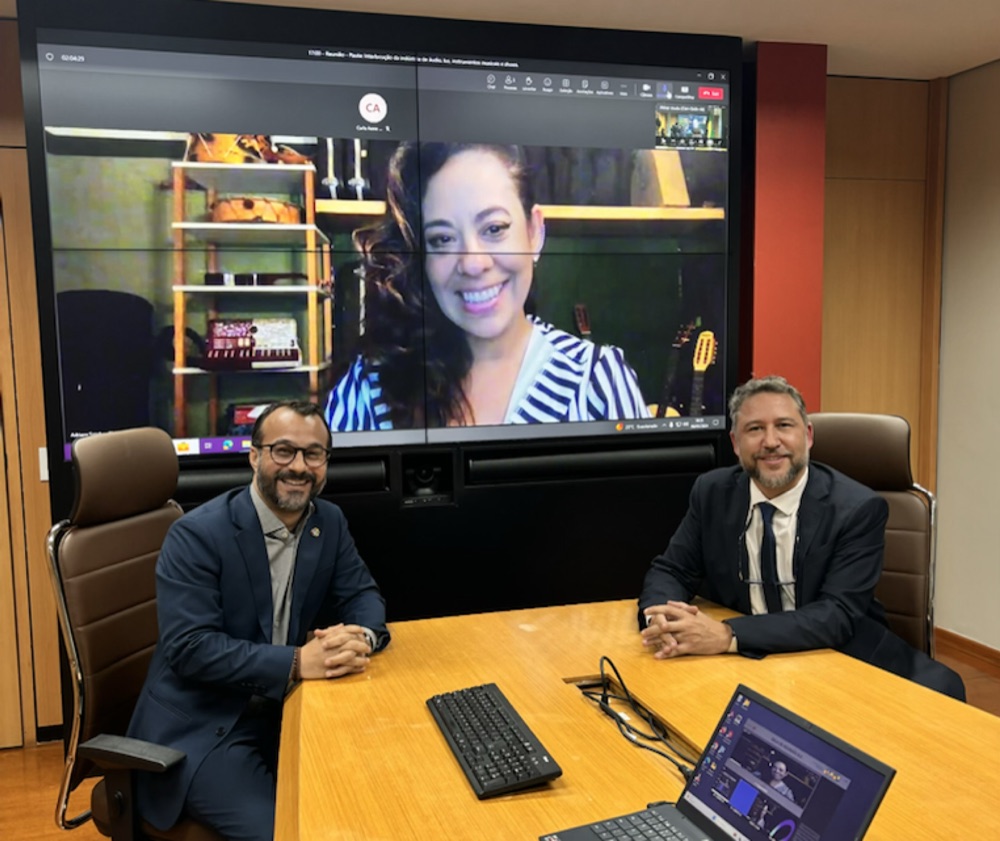 Adriana Sanchez, artista e produtora, participa por videoconferência enquanto Daniel Neves, presidente da ANAFIMA, está em reunião no Ministério da Cultura.