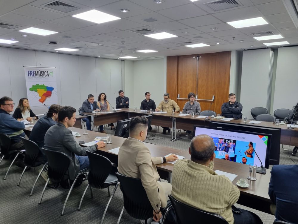 Reunião dos associados da ANAFIMA ao lado da Frente Parlamentar em Defesa da Indústria da Música (FREMÚSICA), com o mapa do Brasil ao fundo.